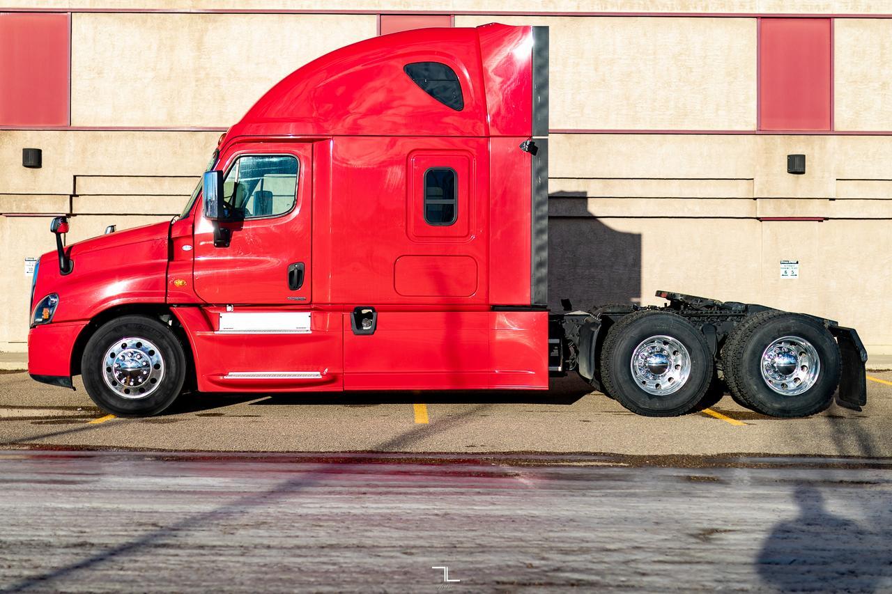 2018 Freightliner Cascadia Evolution 125 Tractor Sleeper Red Deer AB
