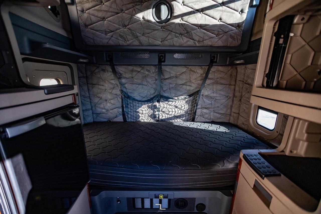 2018 Freightliner Cascadia Evolution 125 Tractor Sleeper Red Deer AB