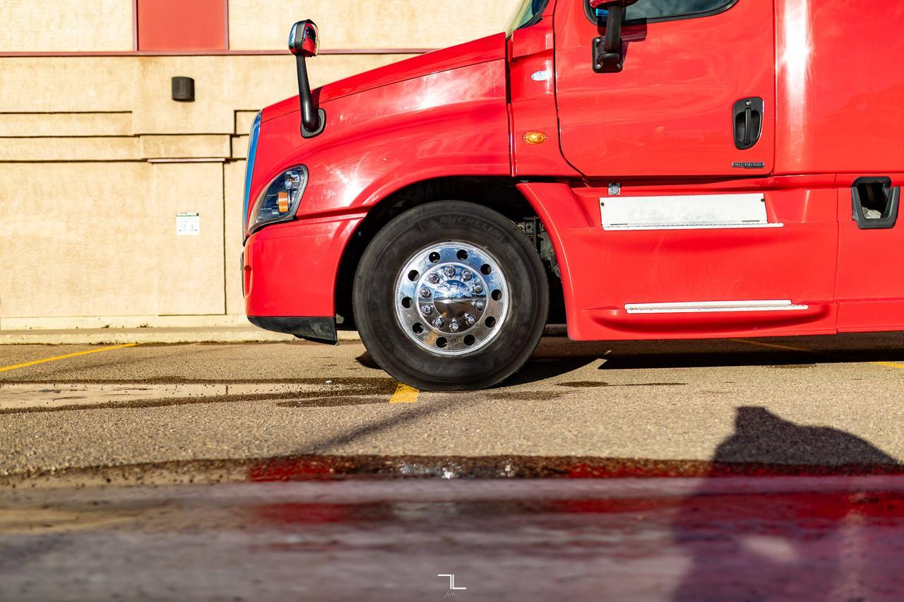 2018 Freightliner Cascadia Evolution 125 Tractor Sleeper Red Deer AB