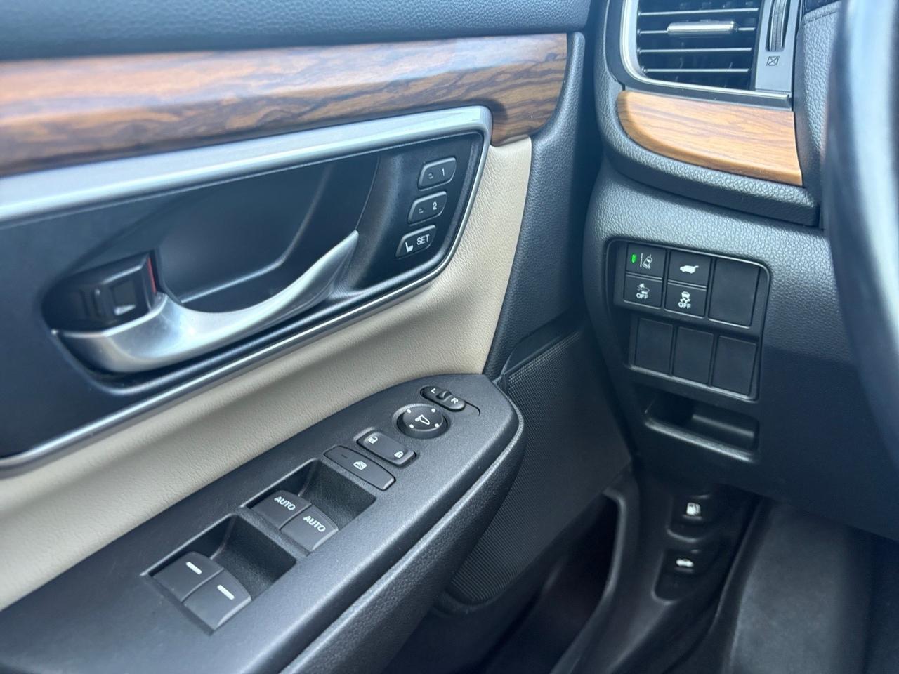 2018 Honda CR-V EX-L, POWER LIFTGATE, BLIND SPOT ALERTS, SUNROOF, AUTO START/STOP, HEATED SEATS. NAVIGATION, REMOTE KEYLESS ENTRY, LOW MILEAGE, CLEAN CERTIFIED CARFAX, PERFECT FOR A SUMMER FAMILY VACATION! Virginia Beach VA