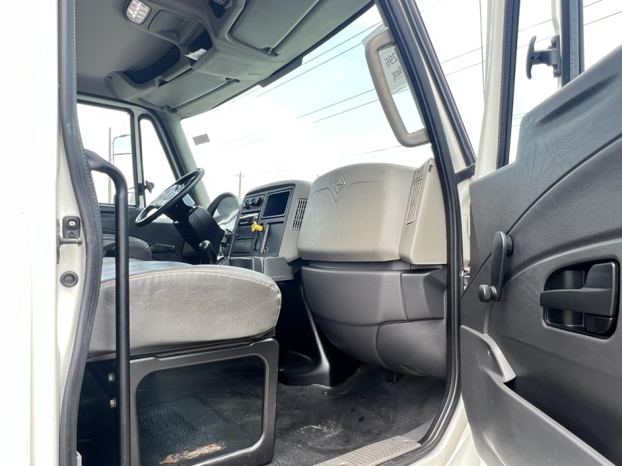 2018 International 4300 26' Dry Freight Truck with 2,500 lbs. Lift Gate Tampa FL