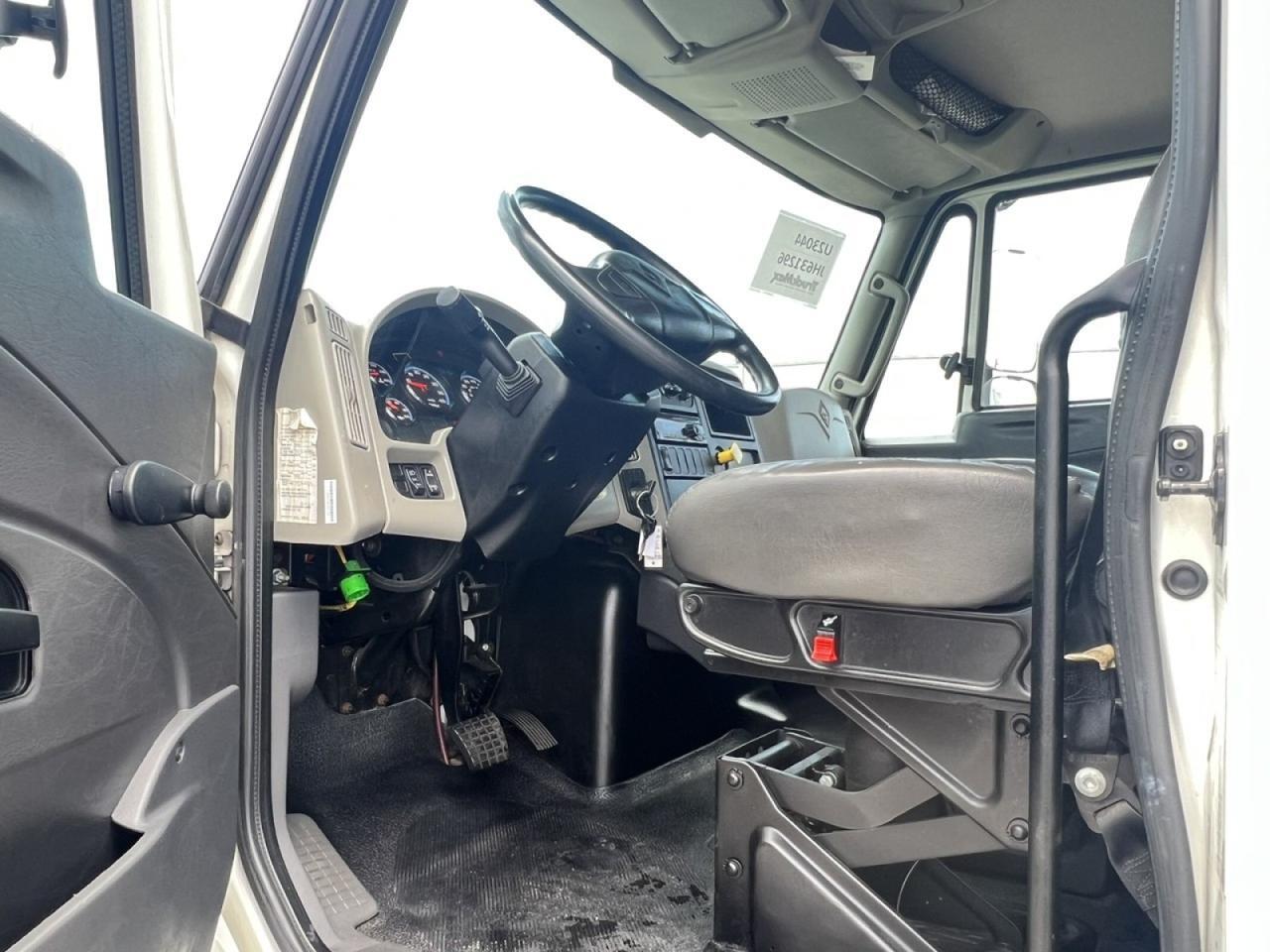 2018 International 4300 26' Dry Freight Truck with 2,500 lbs. Lift Gate Tampa FL