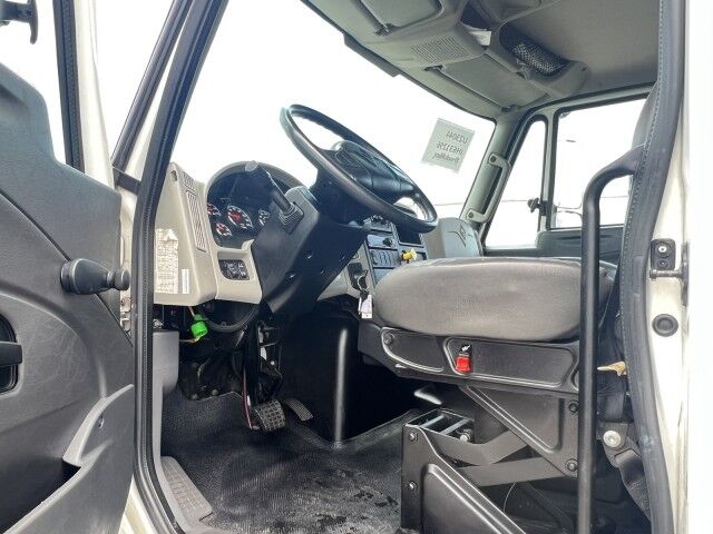 2018 International 4300 26' Dry Freight Truck with 2,500 lbs. Lift Gate Tampa FL