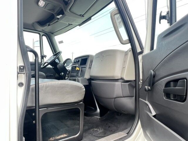 2018 International 4300 26' Dry Freight Truck with 2,500 lbs. Lift Gate Tampa FL