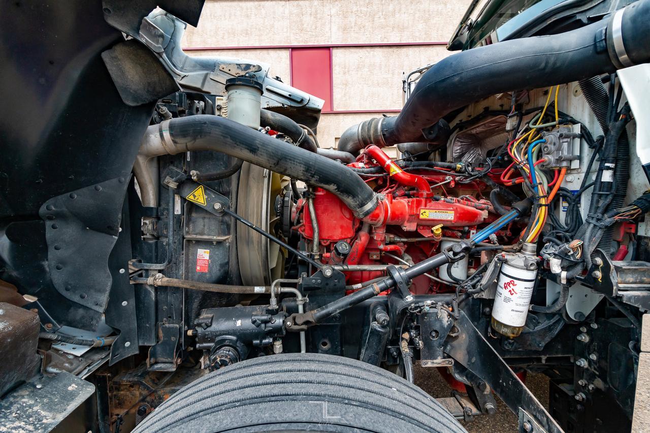 2018 International 9900i Eagle Tractor Sleeper Red Deer AB