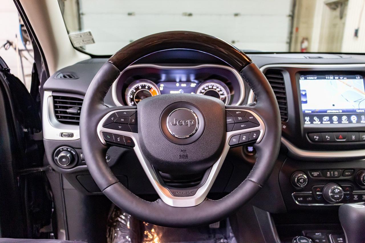 2018 Jeep Cherokee 4x4 Overland Leather Roof Nav Red Deer AB