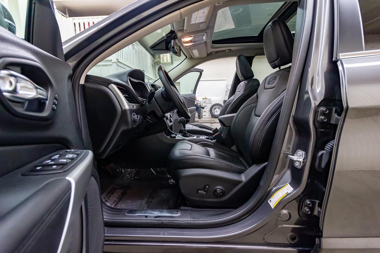 2018 Jeep Cherokee 4x4 Overland Leather Roof Nav Red Deer AB