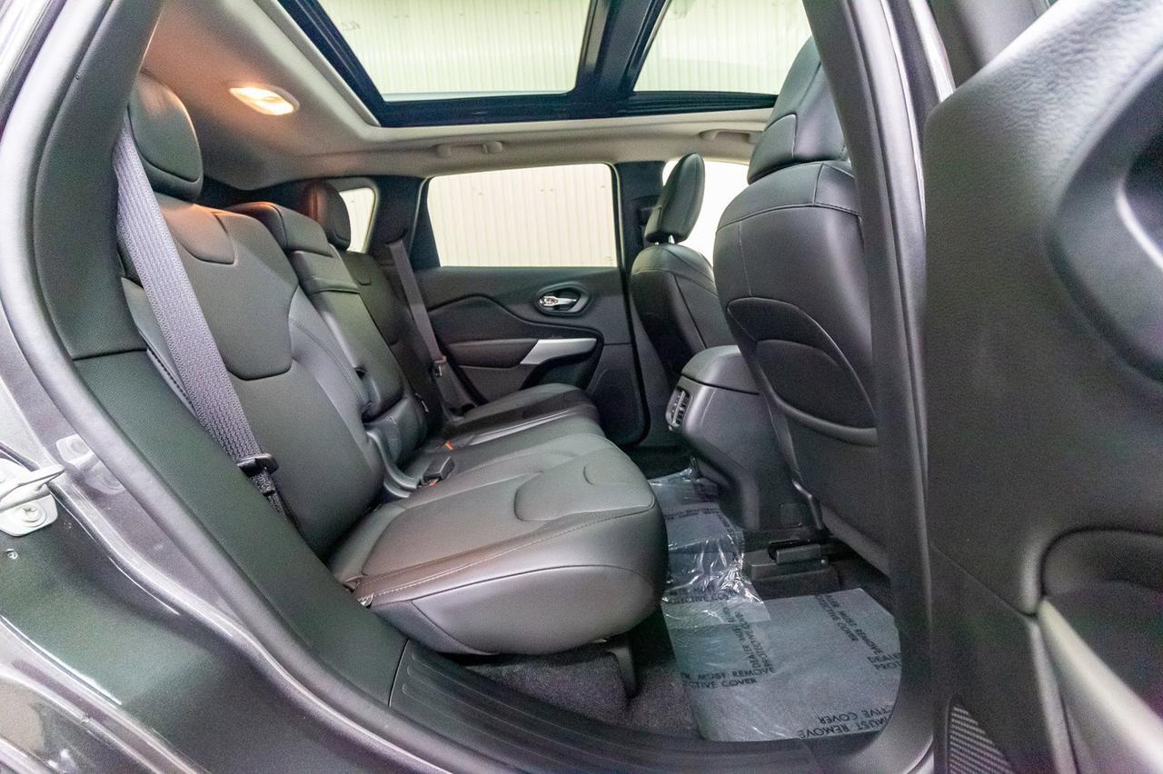 2018 Jeep Cherokee 4x4 Overland Leather Roof Nav Red Deer AB