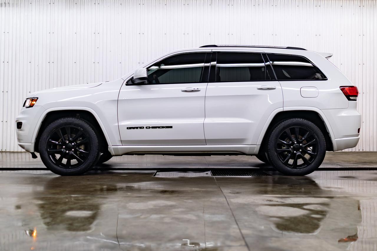 2018 Jeep Grand Cherokee 4x4 Laredo Altitude Leather Roof Nav BCam Red Deer AB