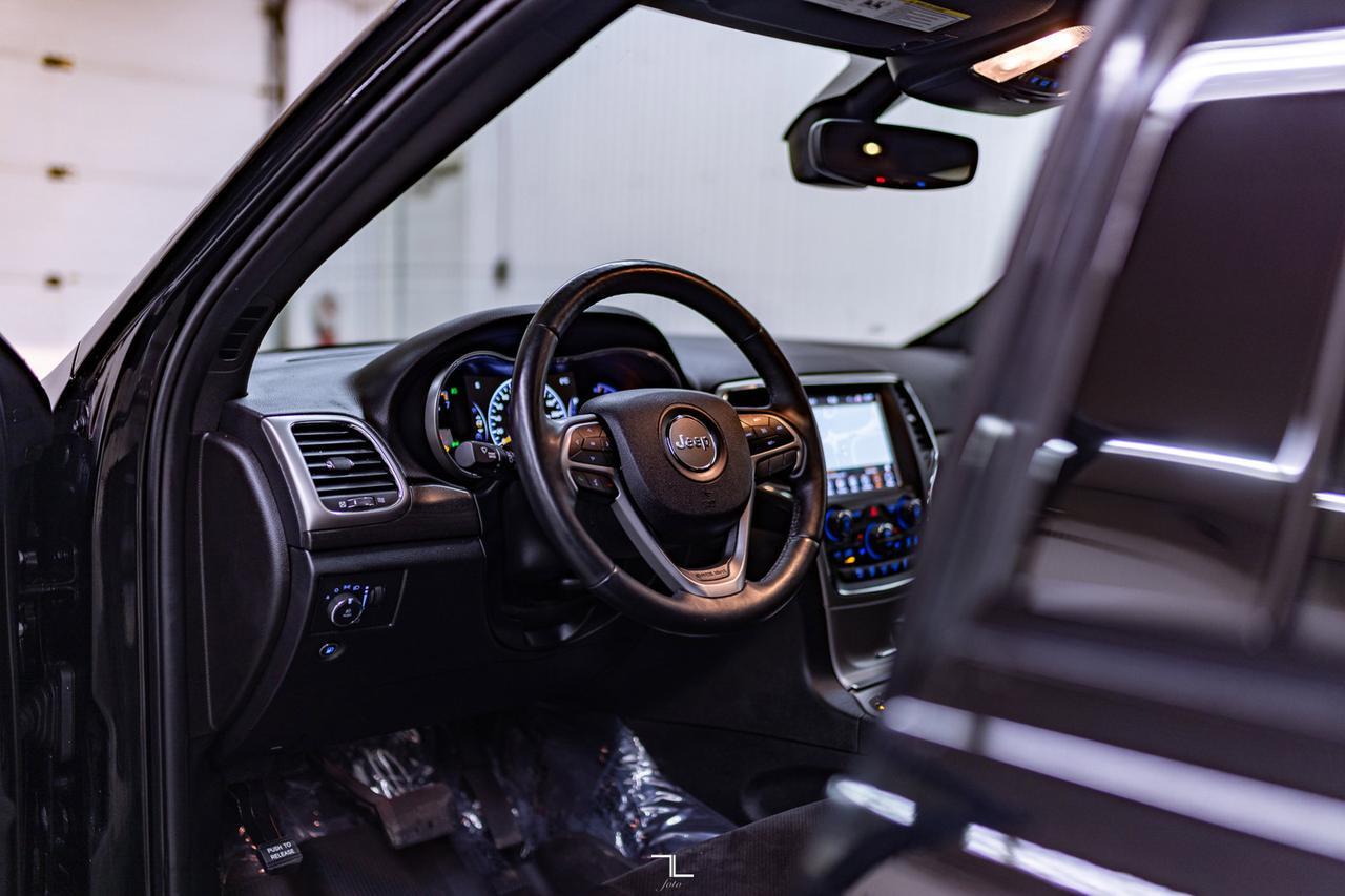 2018 Jeep Grand Cherokee 4x4 Laredo Altitude Leather Roof Nav Red Deer AB