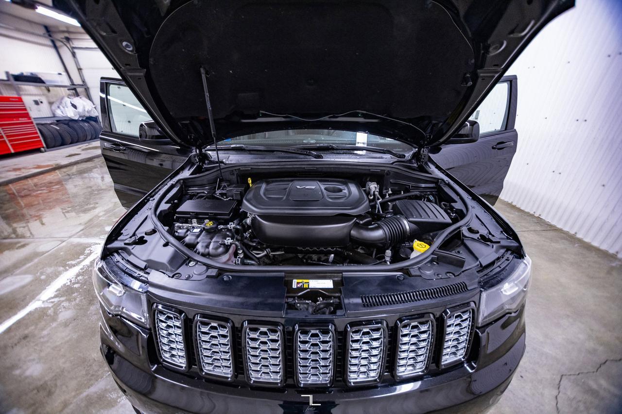 2018 Jeep Grand Cherokee 4x4 Laredo Altitude Leather Roof Nav Red Deer AB