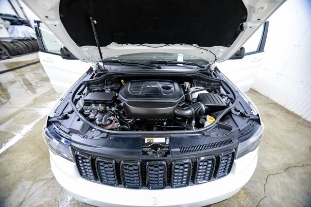 2018 Jeep Grand Cherokee 4x4 Laredo Nav Roof BCam Red Deer AB