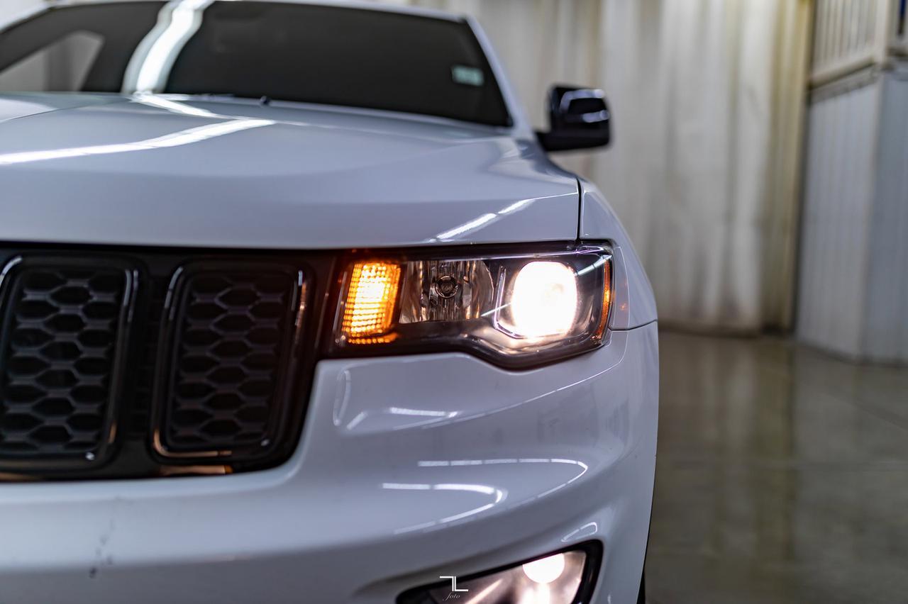 2018 Jeep Grand Cherokee 4x4 Laredo Nav Roof BCam Red Deer AB