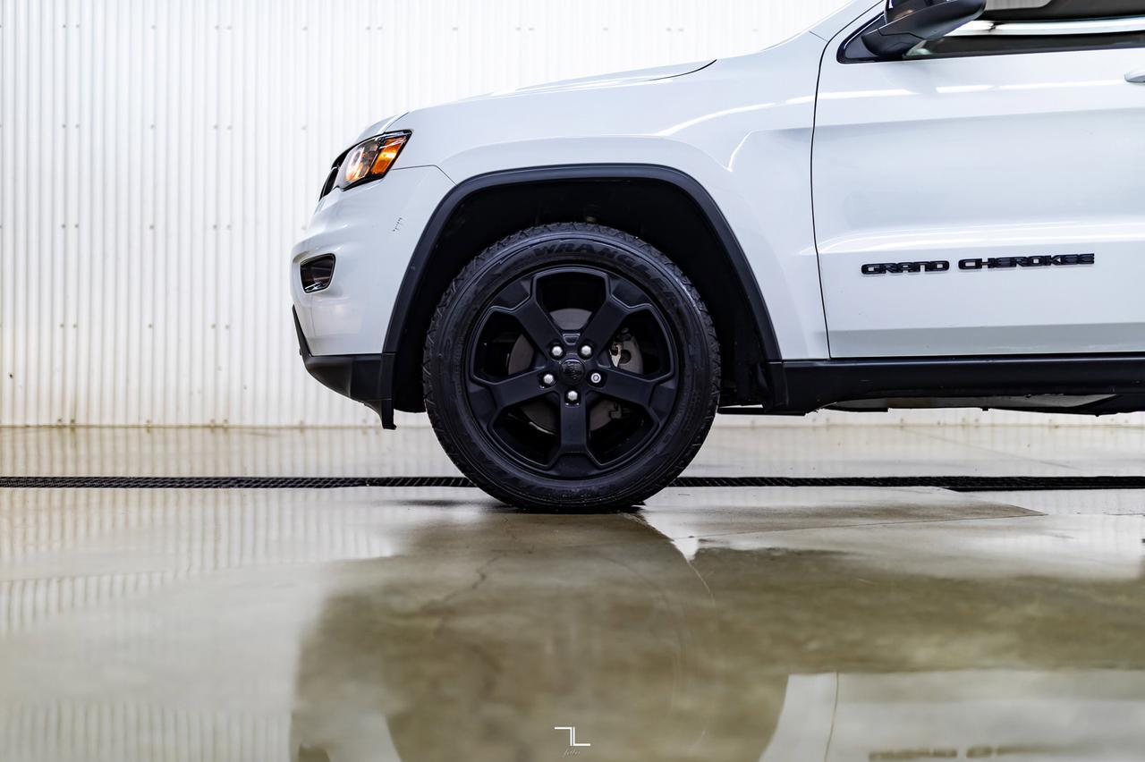 2018 Jeep Grand Cherokee 4x4 Laredo Nav Roof BCam Red Deer AB