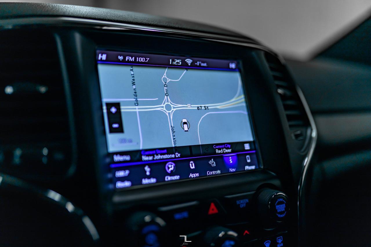 2018 Jeep Grand Cherokee 4x4 Laredo Nav Roof BCam Red Deer AB