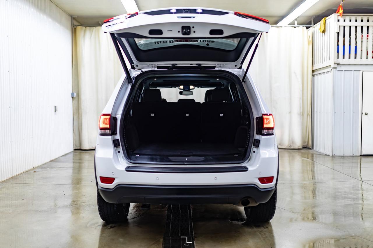 2018 Jeep Grand Cherokee 4x4 Laredo Nav Roof BCam Red Deer AB