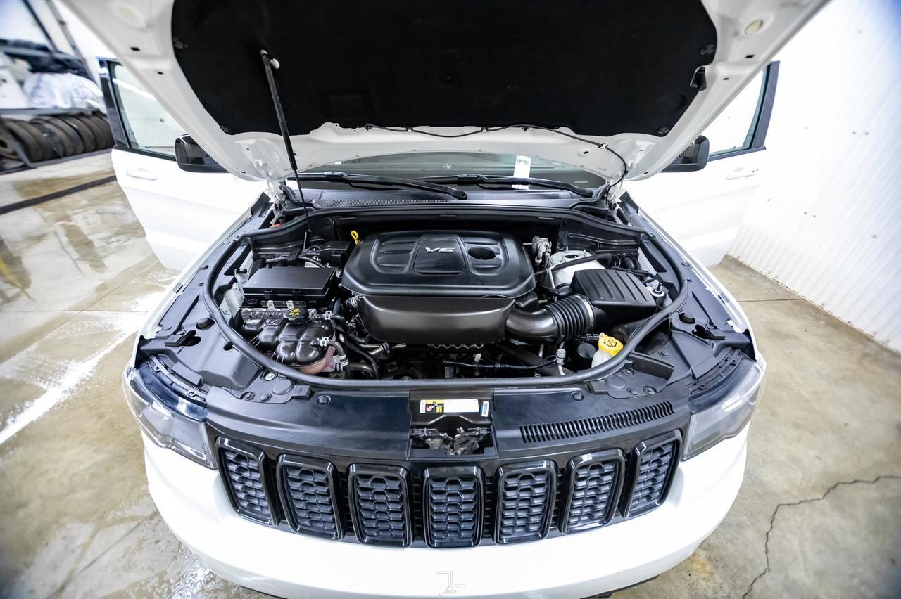 2018 Jeep Grand Cherokee 4x4 Laredo Nav Roof BCam Red Deer AB