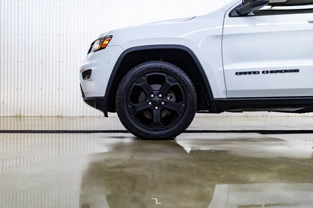 2018 Jeep Grand Cherokee 4x4 Laredo Nav Roof BCam Red Deer AB