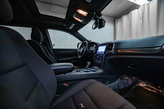 2018 Jeep Grand Cherokee 4x4 Laredo Nav Roof BCam Red Deer AB