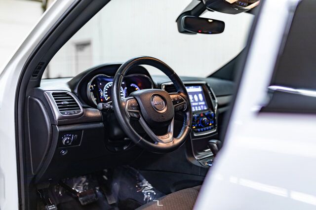 2018 Jeep Grand Cherokee 4x4 Laredo Nav Roof BCam Red Deer AB