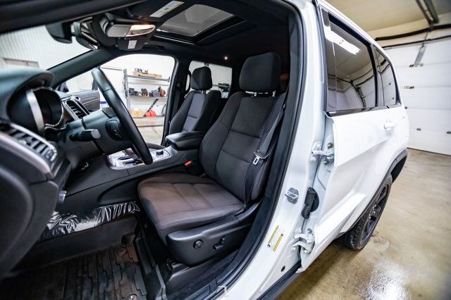 2018 Jeep Grand Cherokee 4x4 Laredo Nav Roof BCam Red Deer AB