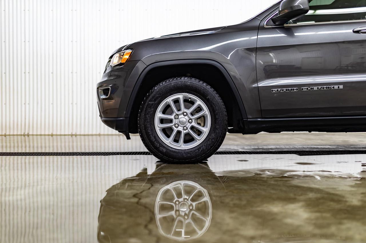 2018 Jeep Grand Cherokee 4x4 Laredo Roof BCam Red Deer AB