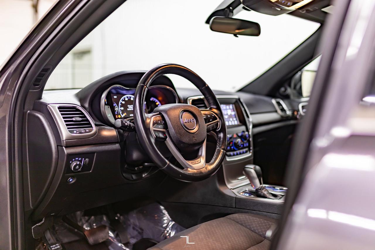 2018 Jeep Grand Cherokee 4x4 Laredo Roof BCam Red Deer AB