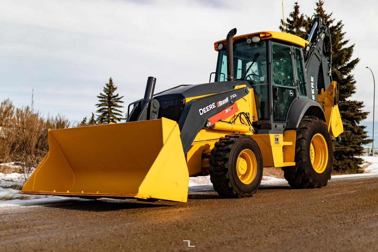 2018 John Deere 710L 4WD Loader Backhoe Diesel Red Deer AB