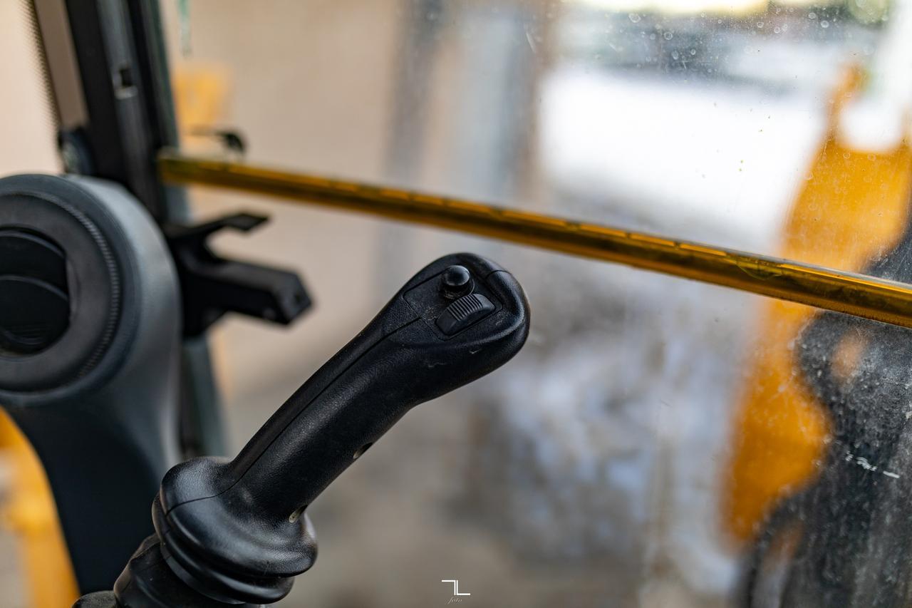 2018 John Deere 710L 4WD Loader Backhoe Diesel Red Deer AB