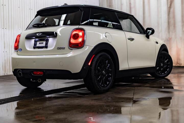 2018 MINI Cooper 3 Door Hatchback Manual Leather Roof Nav Red Deer AB 2018 MINI Cooper 3 Door Hatchback Manual Leather Roof Nav Red Deer AB