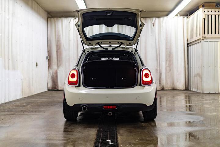 2018 MINI Cooper 3 Door Hatchback Manual Leather Roof Nav Red Deer AB 2018 MINI Cooper 3 Door Hatchback Manual Leather Roof Nav Red Deer AB
