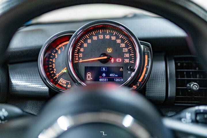 2018 MINI Cooper 3 Door Hatchback Manual Leather Roof Nav Red Deer AB 2018 MINI Cooper 3 Door Hatchback Manual Leather Roof Nav Red Deer AB