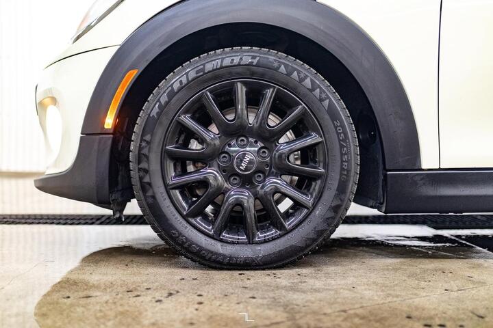 2018 MINI Cooper 3 Door Hatchback Manual Leather Roof Nav Red Deer AB 2018 MINI Cooper 3 Door Hatchback Manual Leather Roof Nav Red Deer AB