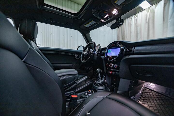2018 MINI Cooper 3 Door Hatchback Manual Leather Roof Nav Red Deer AB 2018 MINI Cooper 3 Door Hatchback Manual Leather Roof Nav Red Deer AB