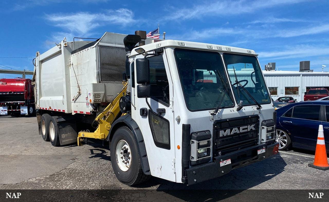 2018 Mack LR613 28 yard Heil Side Loader Garbage Truck