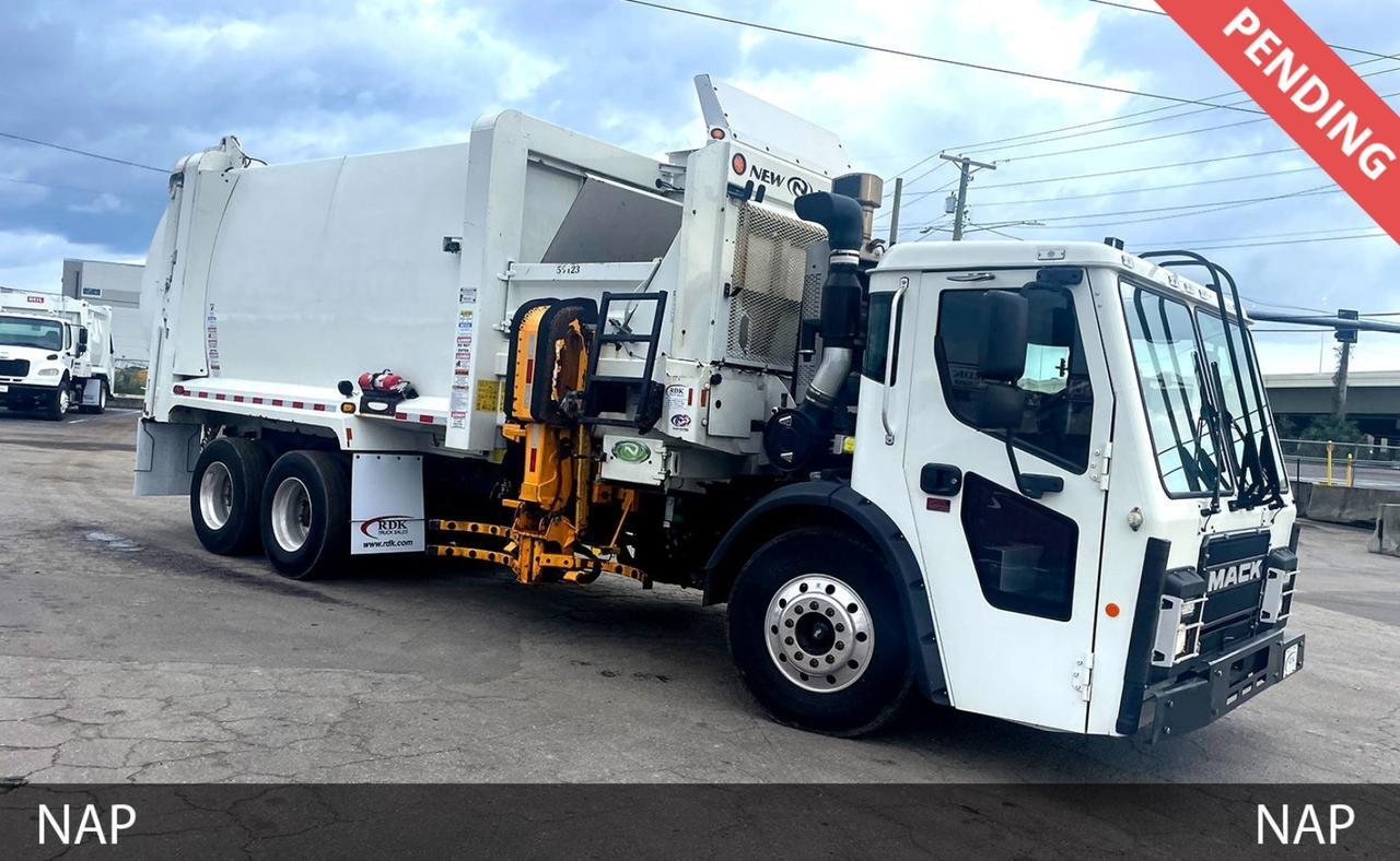 2018 Mack LR613 31 Yard New Way Automated Side Loader Garbage truck
