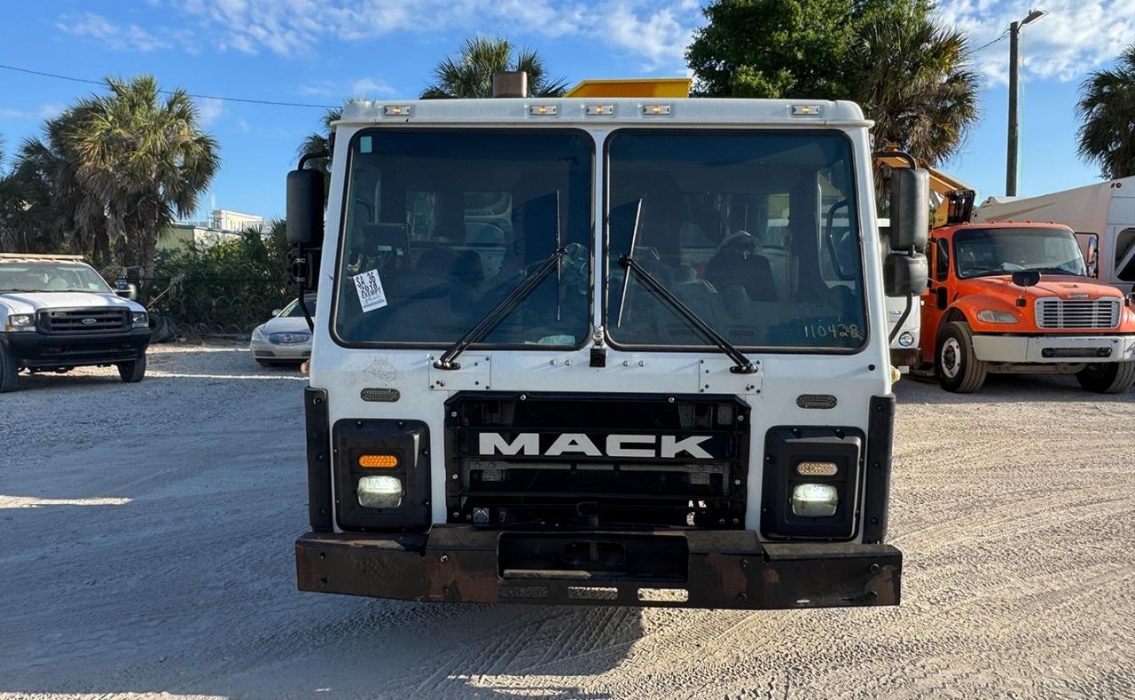 2018 Mack LR613 31 yard Dadee Side Loader Garbage Truck