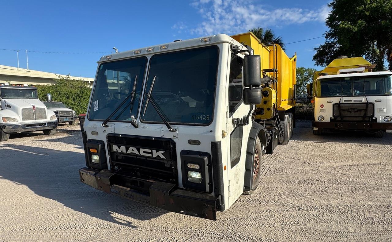 2018 Mack LR613 31 yard Dadee Side Loader Garbage Truck