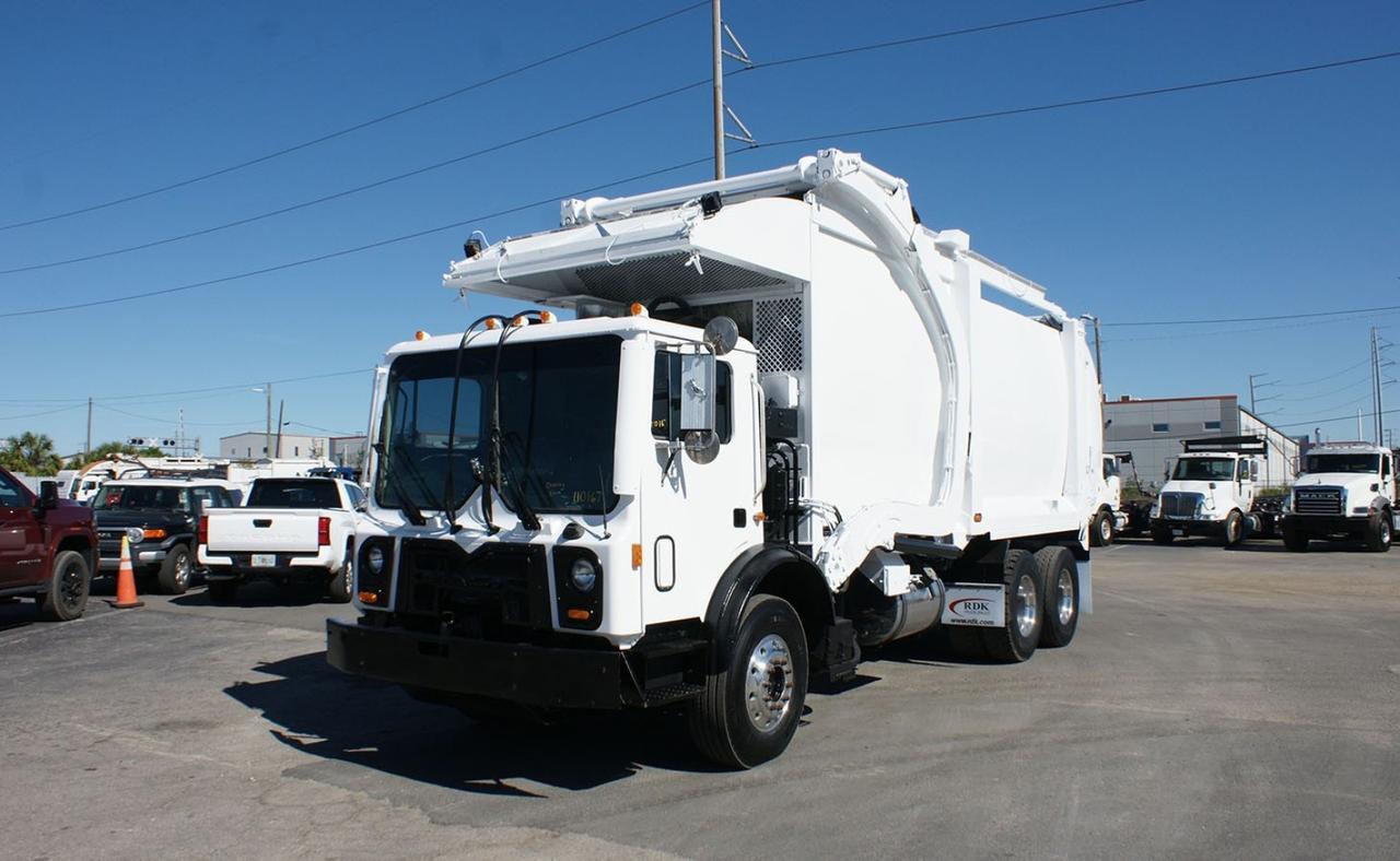 2018 Mack MRU613 40 yard Labrie Front Loader Garbage truck
