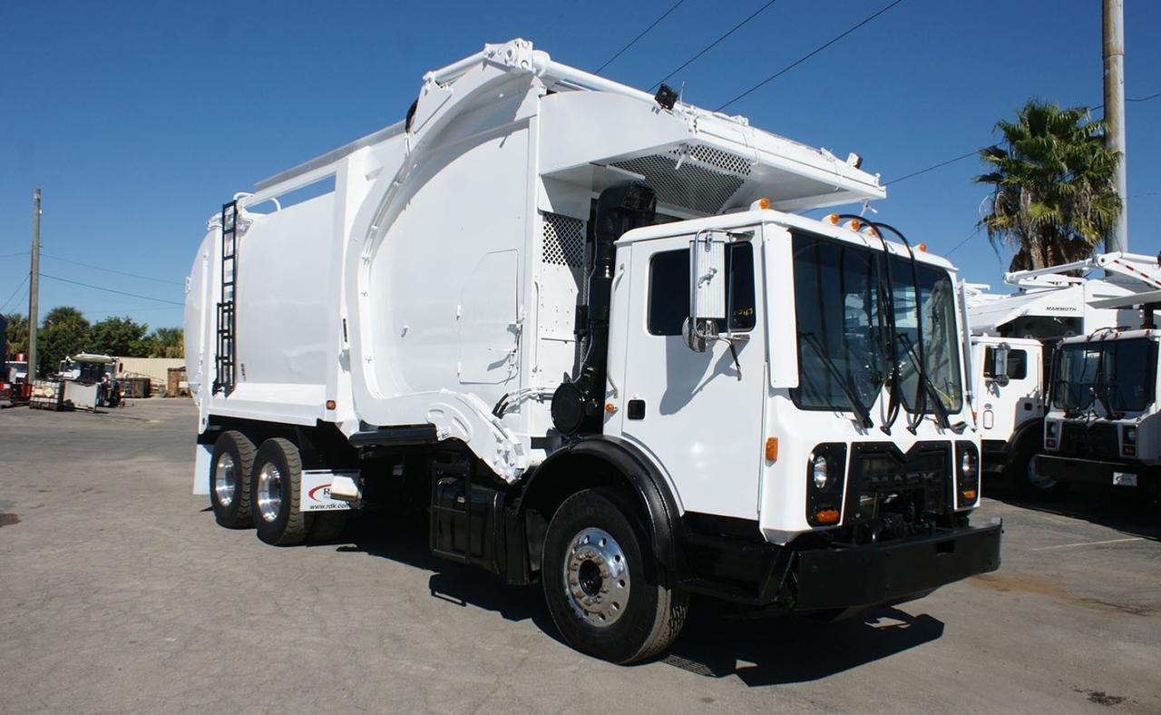 2018 Mack MRU613 40 yard Labrie Front Loader Garbage truck