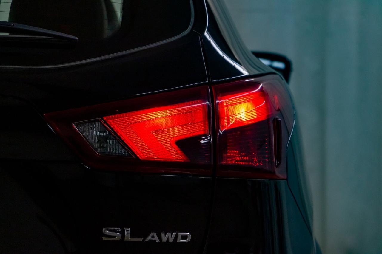 2018 Nissan Qashqai AWD SL Leather Roof Nav Red Deer AB