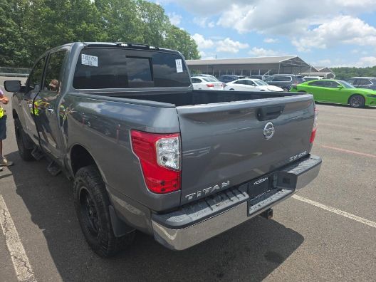2018 Nissan TITAN SV