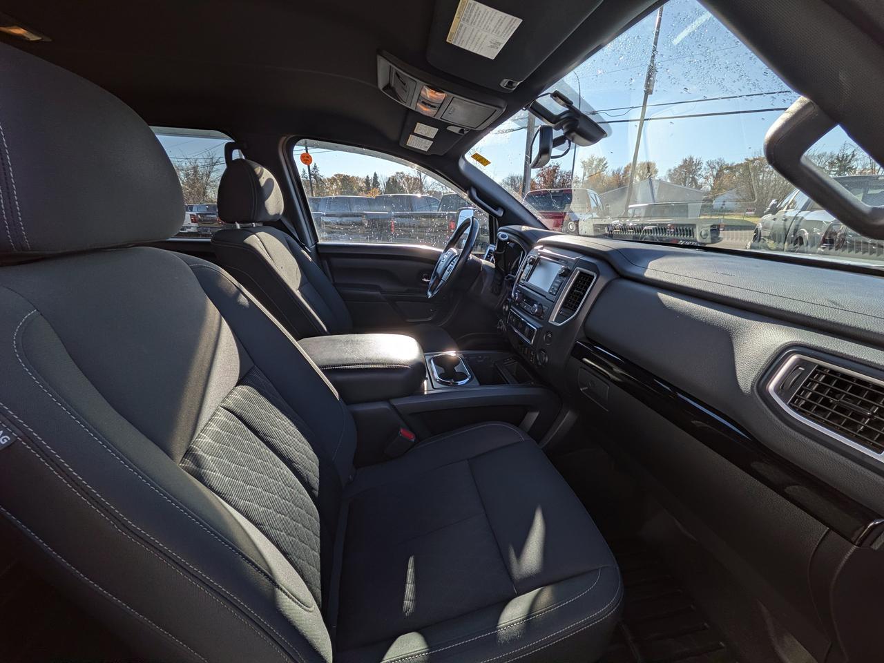2018 Nissan Titan SV Crew Cab 4x4 | V8 HD | Tow Haul Mode | Keyless Entry | 98L Fuel Tank | Premium Comfort Redwater AB