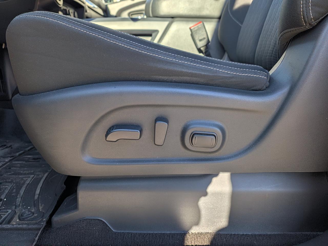 2018 Nissan Titan SV Crew Cab 4x4 | V8 HD | Tow Haul Mode | Keyless Entry | 98L Fuel Tank | Premium Comfort Redwater AB