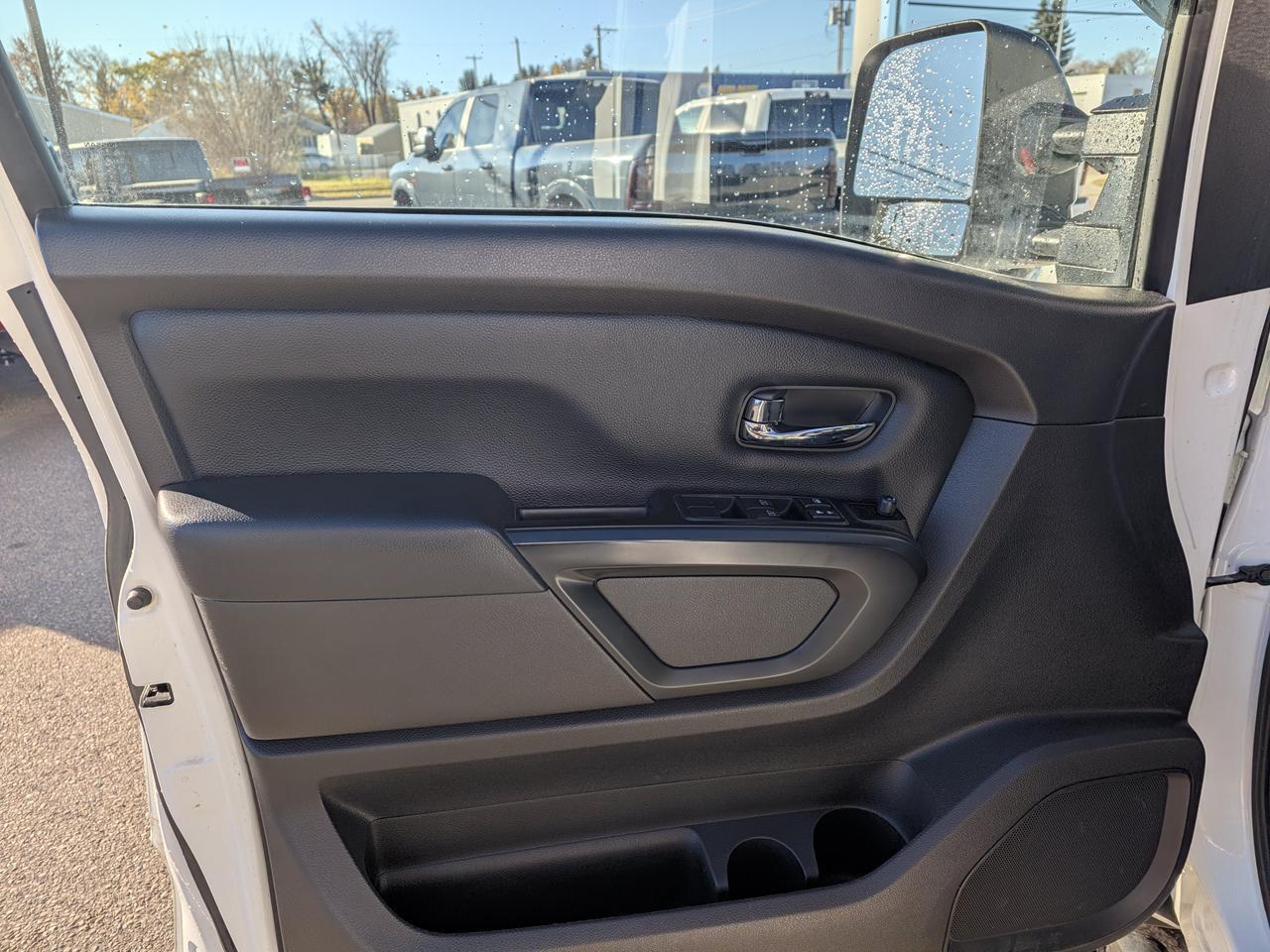 2018 Nissan Titan SV Crew Cab 4x4 | V8 HD | Tow Haul Mode | Keyless Entry | 98L Fuel Tank | Premium Comfort Redwater AB