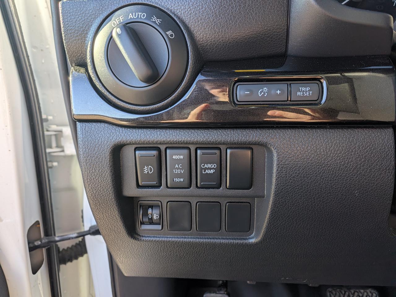2018 Nissan Titan SV Crew Cab 4x4 | V8 HD | Tow Haul Mode | Keyless Entry | 98L Fuel Tank | Premium Comfort Redwater AB