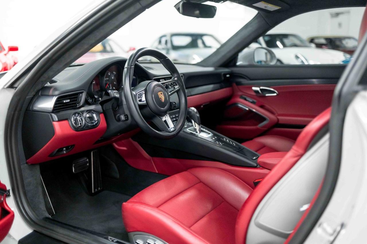 2018 Porsche 911 Carrera GTS