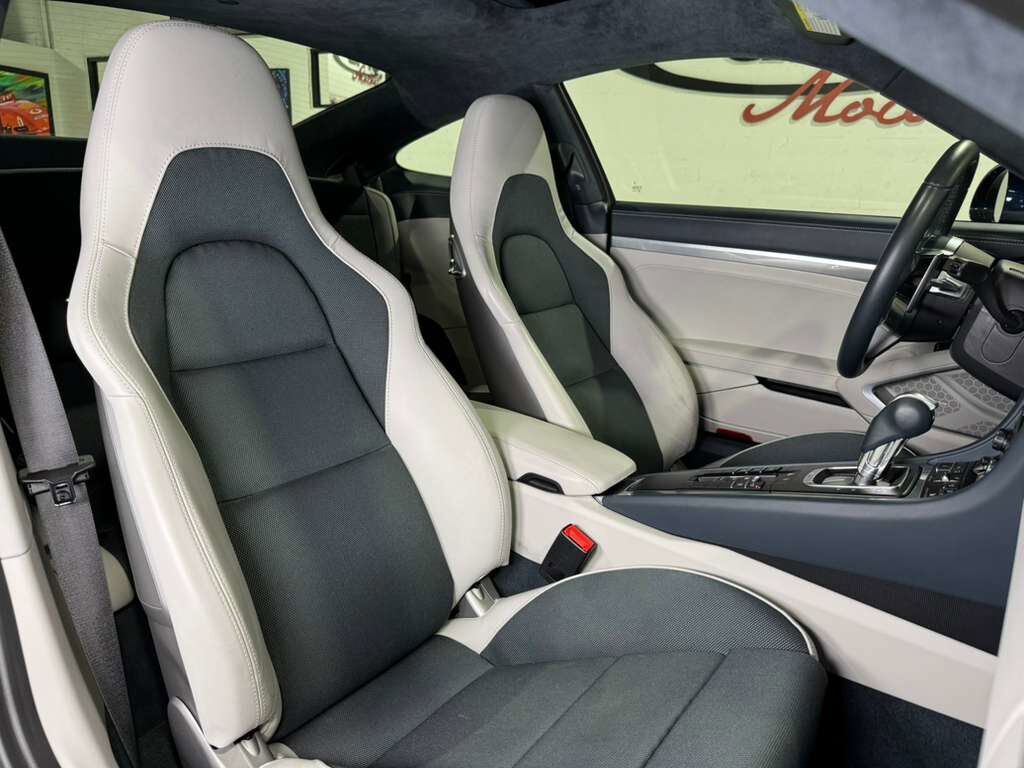 2018 Porsche 911 Carrera Night Blue Metallic paint, Bose audio, Porsche active suspension management AND MUCH MORE!! Fort Lauderdale FL