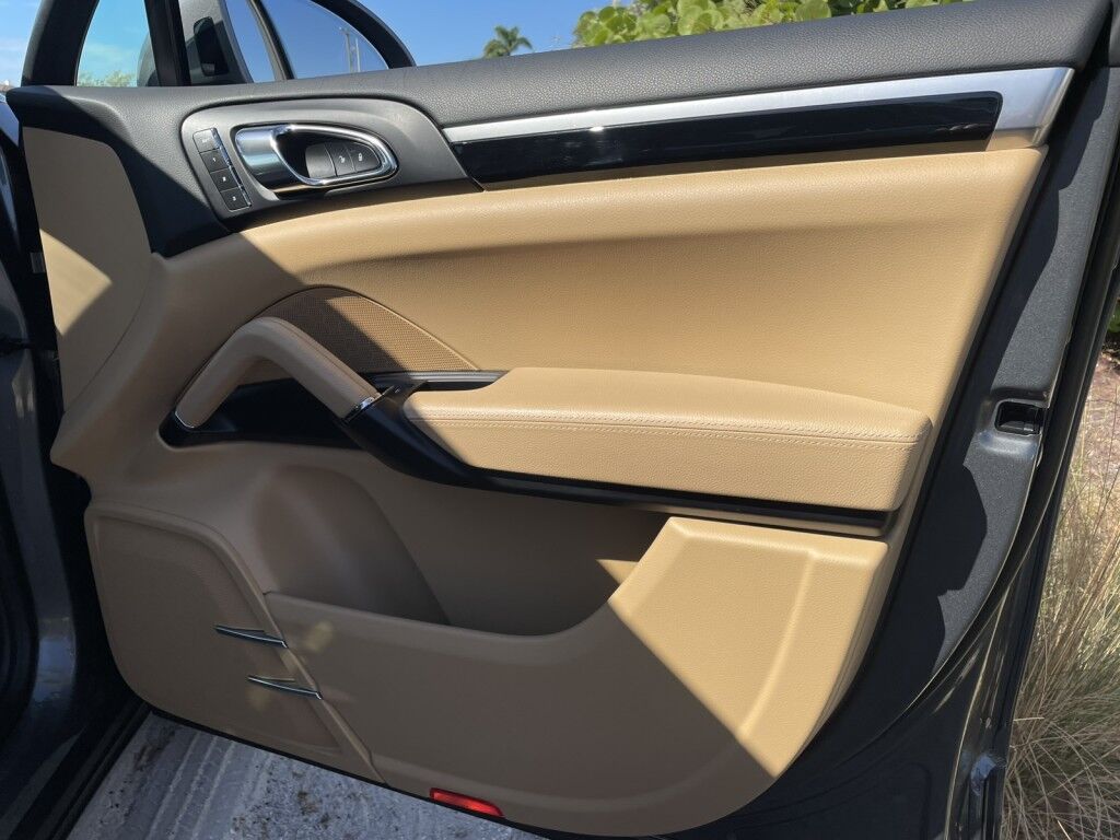 2018 Porsche Cayenne CLEAN CAR FAX~DUAL-ZONE CLIMATE CONTROL~HEATED SEATS~LEATHER TRIMMED SEATS~NAVIGATION~LIP REAR SPOILER~SPORT PACKAGE~TRAILER WIRING~VIDEO MONITOR Sarasota FL