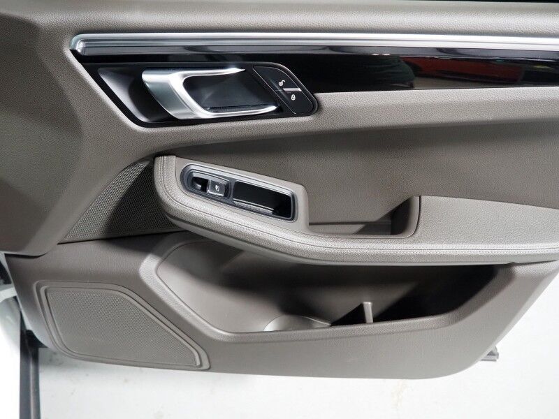 2018 Porsche Macan *PANORAMA MOONROOF, SAFETY ALERTS, BACKUP-CAMERA, COLOR TOUCHSCREEN, HEATED SEATS, KEYLESS ENTRY, POWER LIFTGATE, 18 INCH ALLOYS, BLUETOOTH PHONE & AUDIO Round Rock TX